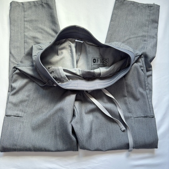 Pair of scrubs - Picture 4 of 6